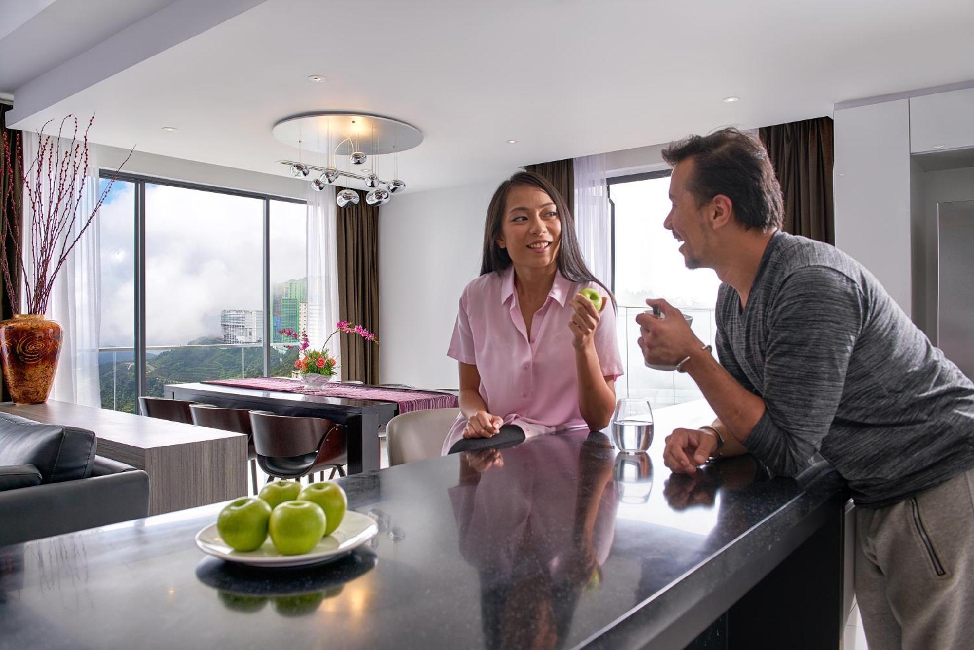 Grand Ion Delemen Hotel Genting Highlands Exterior photo A couple in a kitchen